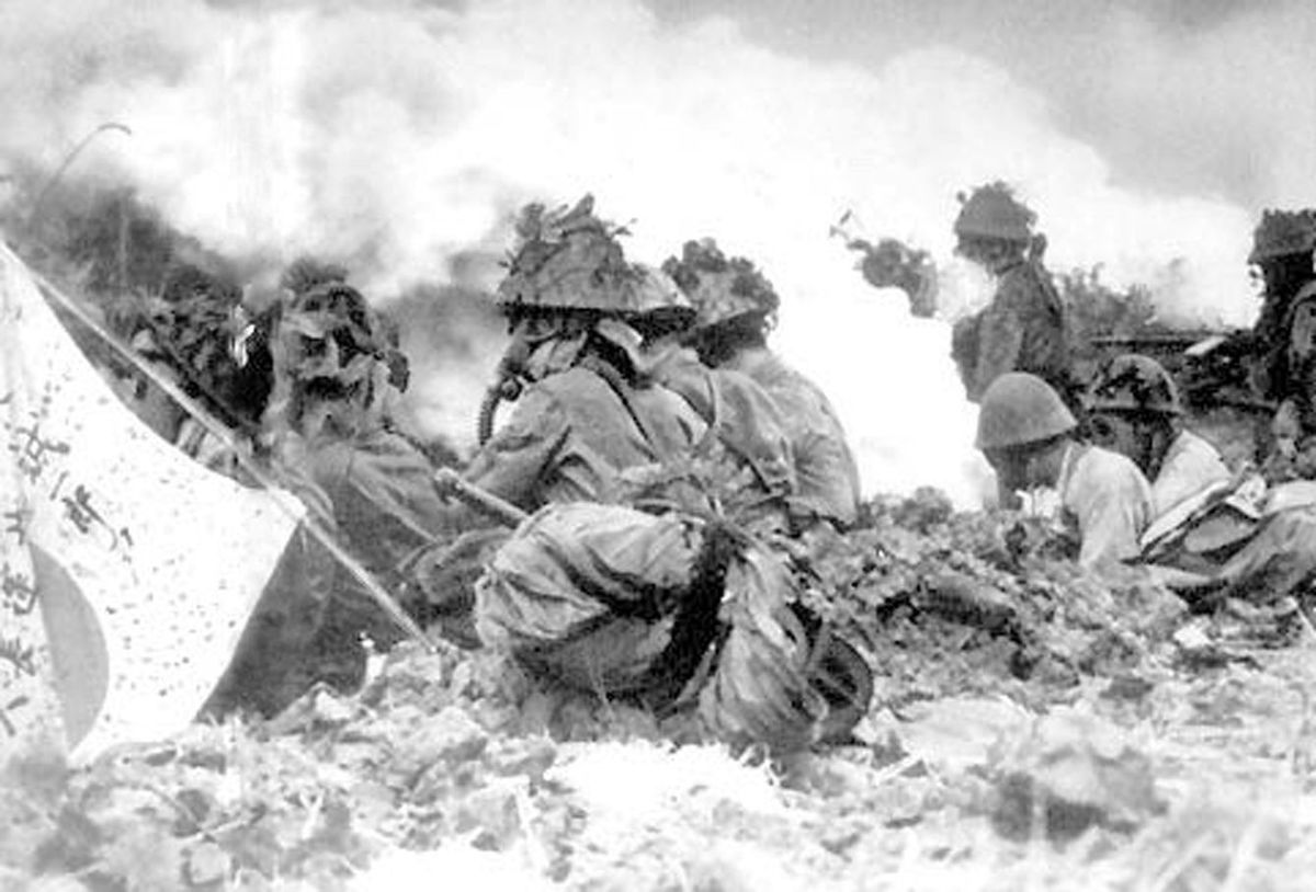 1941年、長沙近郊の湖南戦線で防毒マスクを付けた日本軍砲兵