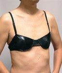 社長自らモデルに。価格は2940円、ブラックのほかにピンク、ホワイト、サックスの4色が揃う。購入者からは「やさしい気持ちになれた」「セットでショーツも欲しい」などの喜びの声が。