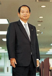 <strong>花王社長 尾崎元規</strong>●1949年生まれ。72年慶應義塾大学工学部卒業後、花王石鹸（現花王）入社。化粧品事業本部長、ハウスホールド事業本部長などを経て、2004年より現職。就任時は8人抜きの抜擢が話題になった。