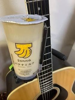 バナナジュース専門店とセブン-イレブンがコロボした「sonna バナナミルク」