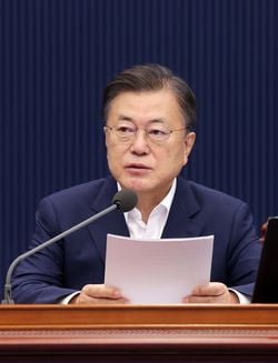 韓国・ソウルの大統領官邸である青瓦台で行われた閣議で発言する文在寅大統領