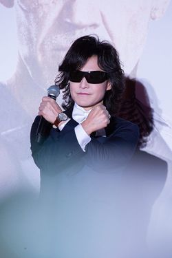 『デッドプール2』ジャパン・プレミアのレッドカーペットにてXポーズをするToshl