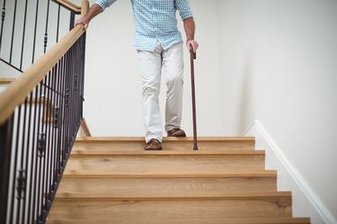 高齢者の転倒防止】 床に貼る木製手すり （家に手すりをつける目的とは 