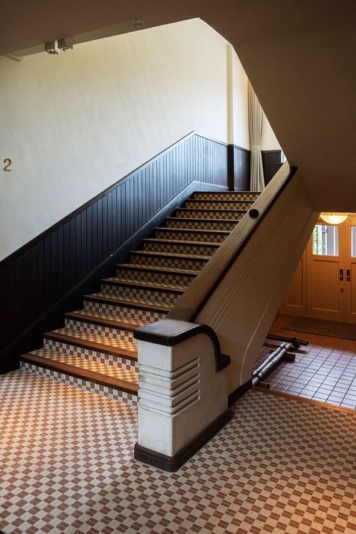 階段はタイルを復原。手すりの傷に生徒たちの痕跡が