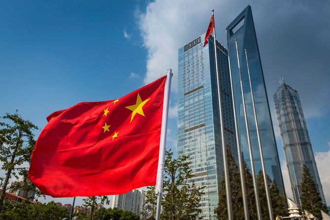 中国国旗の横の未来的な上海の高層ビル