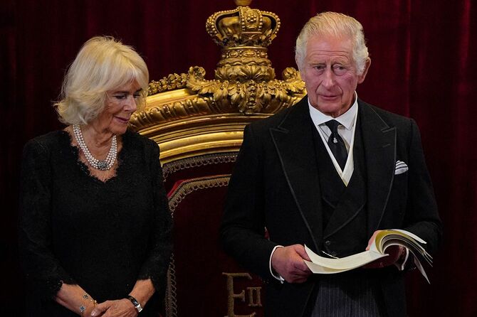 ロンドンで開かれた式典に出席するチャールズ英国王（右）とカミラ夫人＝2022年9月10日、イギリス・ロンドン