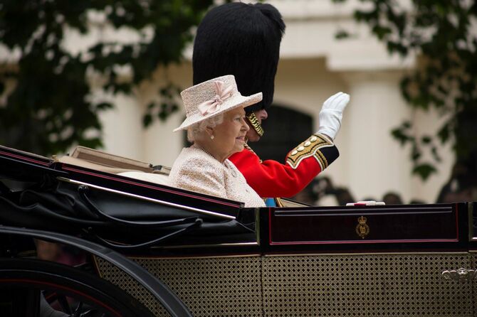 2015年6月13日、エリザベス女王公式誕生日の祝賀祝賀パレードにて、馬車に乗るエリザベス女王とフィリップ王配