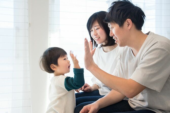 新しい家に住む3人の若い日本人家族