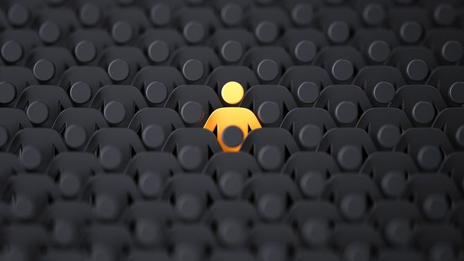 暗いものの中で黄色の人間の形