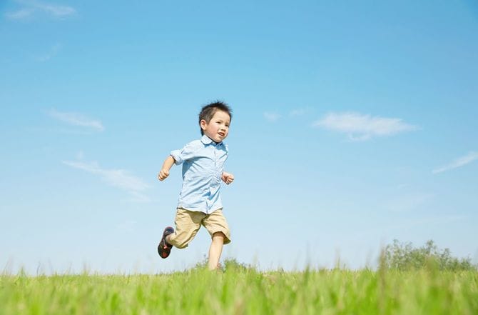 野原を走る少年