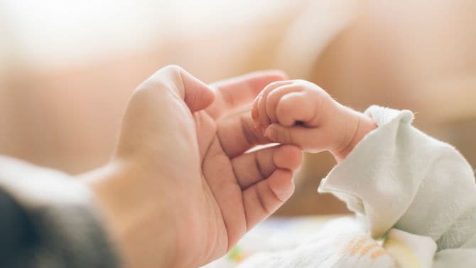 生まれたばかりの赤ちゃんの手
