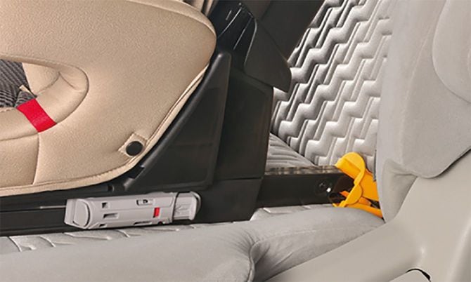 ISO-FIX固定タイプは、アンカーにはめ込むだけで確実に固定できる