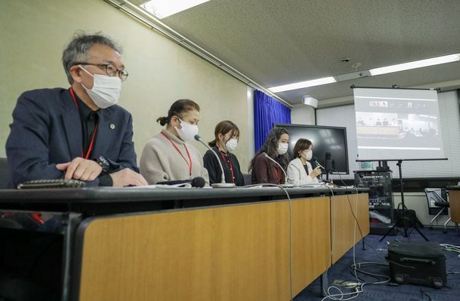 厚生労働省の専門部会でHPVワクチン接種の勧奨再開が決定したことを受け、記者会見する損害賠償訴訟の原告ら＝2021年11月12日午後、東京都千代田区