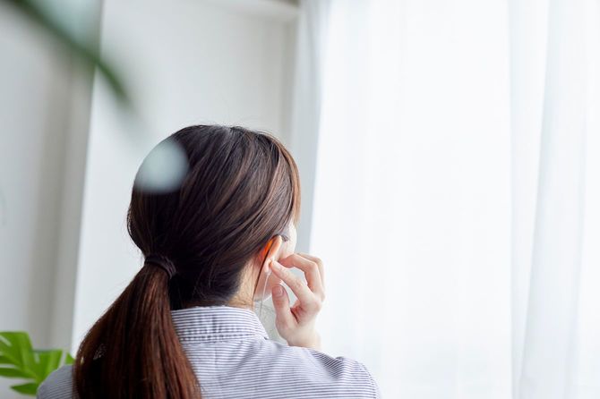 イヤホンで音楽を聴く女性