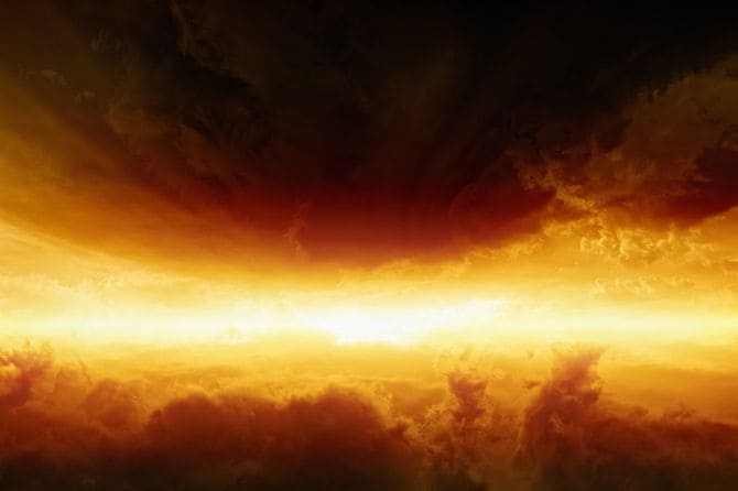 暗い赤い雲と明るい輝く地平線