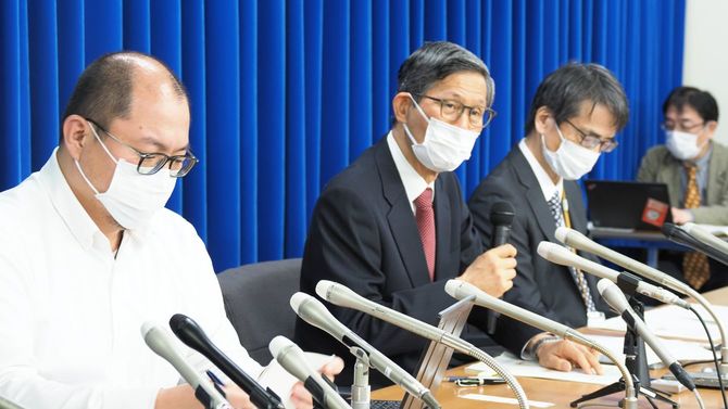 記者会見する新型コロナ政府専門家会議の尾身茂副座長（左から2人目）ら＝2020年4月1日 、厚生労働省
