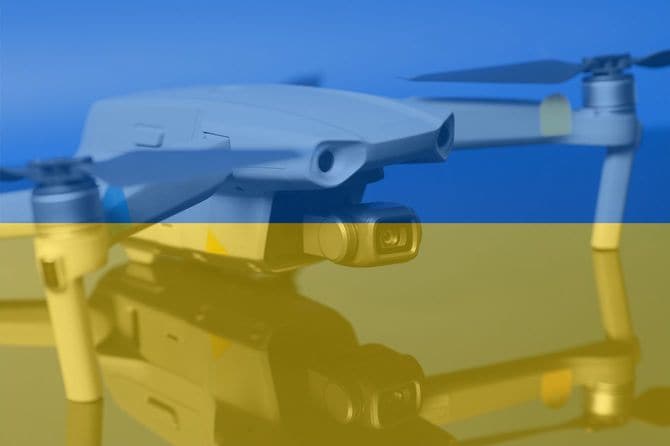 ウクライナの国旗とドローン