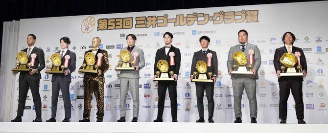 ゴールデングラブ賞の表彰式に出席したパ・リーグの受賞者。（左から）日本ハム・万波、ソフトバンク・周東、楽天・辰己、西武・源田、ソフトバンク・栗原、楽天・小深田、ソフトバンク・山川、甲斐＝2024年11月28日、東京都内のホテル