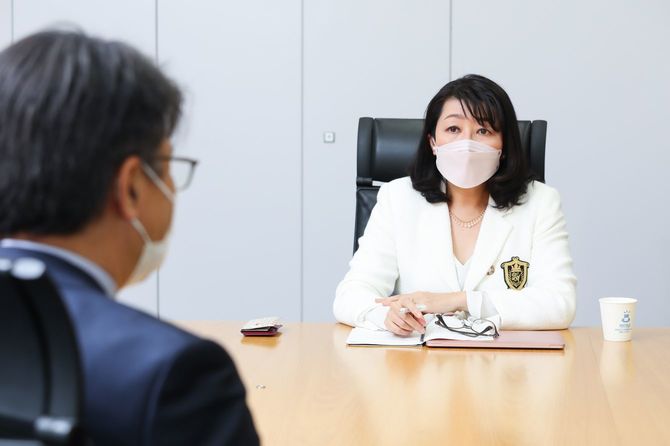 日本IBM 代表取締役社長 山口明夫さんと少子化ジャーナリストの白河桃子氏