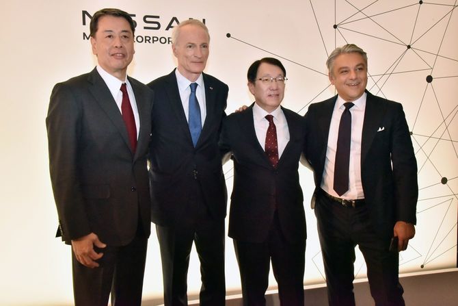 3社連合の提携関係見直しについて共同記者会見した(左から)日産自動車の内田誠社長、仏ルノーのジャンドミニク・スナール会長、三菱自動車の加藤隆雄社長、ルノーのルカ・デメオ最高経営責任者(CEO)=2023年2月6日、イギリス・ロンドン