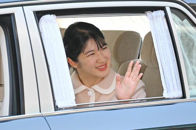 佐賀空港を出発される天皇、皇后両陛下の長女愛子さま＝2024年10月11日、佐賀市