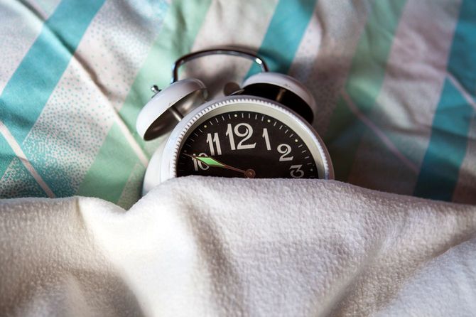 ベッドと目覚まし時計