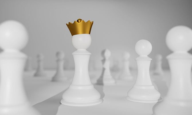 王冠をかぶせたチェスの駒