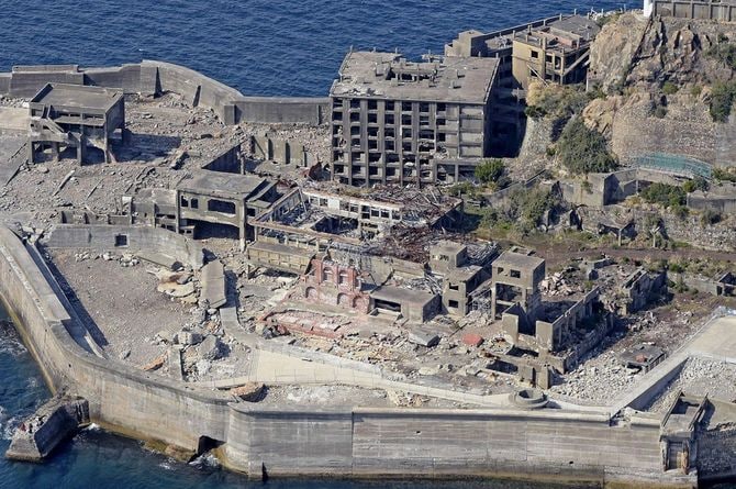 長崎市の端島(通称・軍艦島)=2022年2月11日
