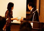 表彰を受ける人は照れながらも誇らしげだ。見守る仲間の目も温かい。