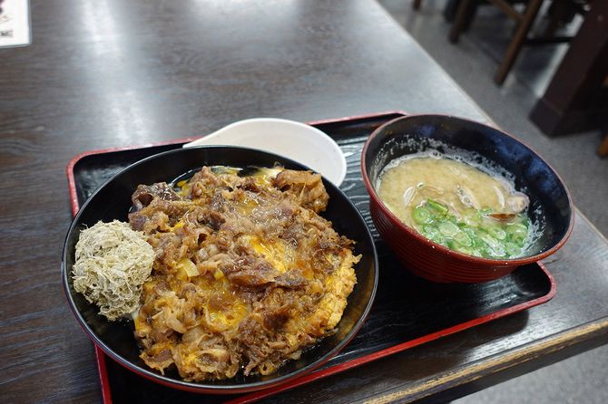 牛丼と貝汁セット。隠れた人気メニューとなっている
