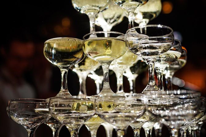 ピラミッド型に積み上げられたシャンパングラス