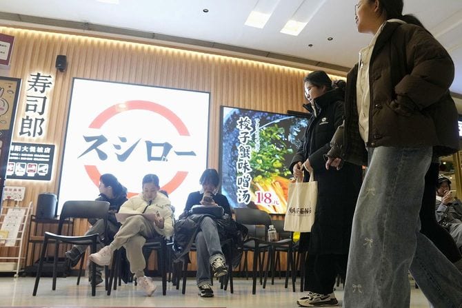 入店を待つ人たち 中国、官民で温度差