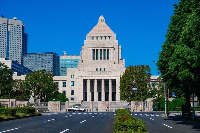 青く澄みきった空に覆われた国会議事堂