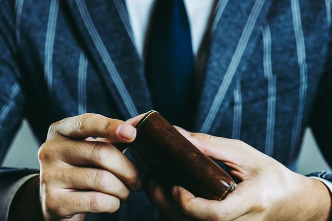 ビジネスマンの財布を保持