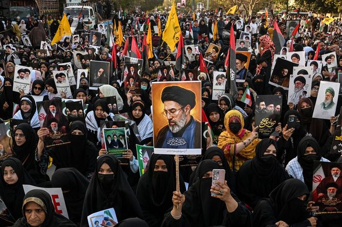 2026年3月13日、パキスタン・ラホールで開催された「アル・クッズ・デー(エルサレムの日)」を記念する集会において、パキスタンのシーア派イスラム教徒の女性たちが、イランの新最高指導者アヤトラ・モジュタバ・ハメネイの肖像画を掲げている。