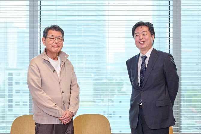 スパークス・グループ社長の阿部修平氏(左)とForbes JAPAN編集長の藤吉雅春氏