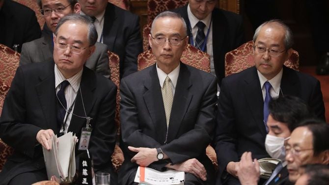 参院予算委員会に臨む（左から）財務省の茶谷栄治大臣官房長、太田充主計局長、可部哲生理財局長＝2020年3月25日、国会内