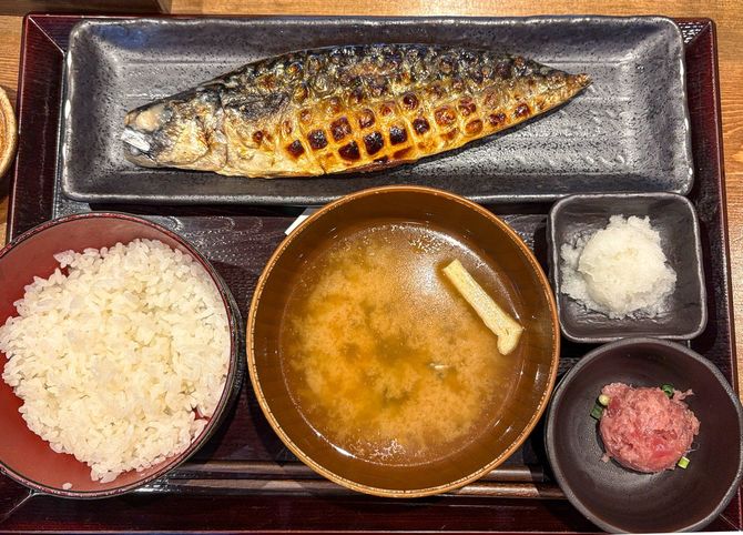 渋谷道玄坂店で、「さば文化干し定食」（1232円）をご飯半分にして（55円引き）、ネギトロ99円の小鉢を追加して、総額1276円