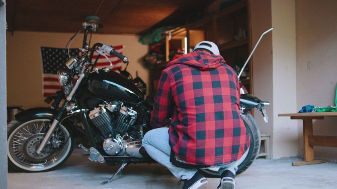 バイクをいじる男性