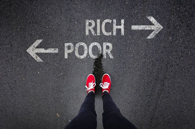 赤いは、ペンキで書かれた貧富の横に立って靴を履く