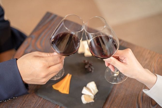 レストランでワインを飲んで乾杯する男女