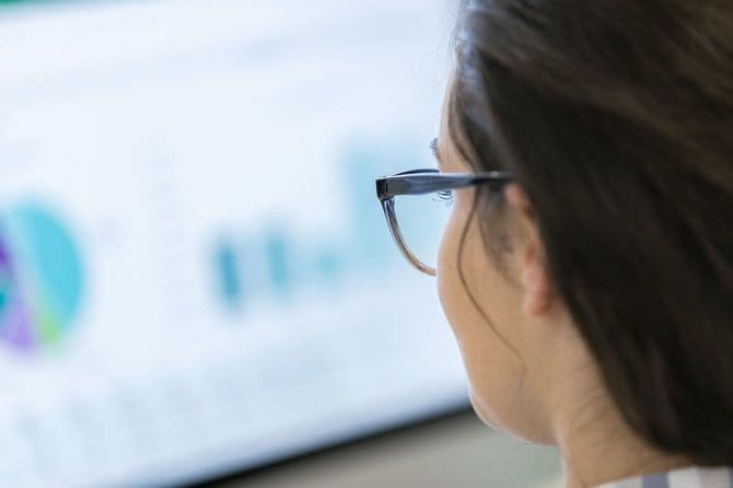 パソコンでグラフを見る女性