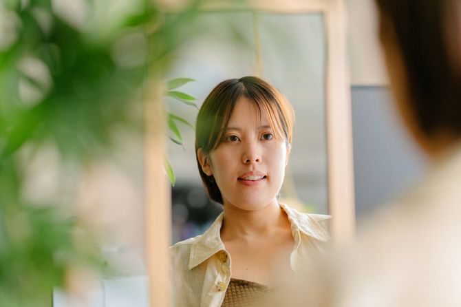 鏡に映る若い女性