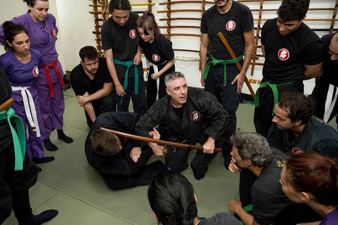 道場で主に教えるのは体術、棒術と剣術だ