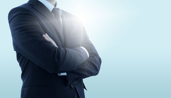 腕を組む人のイメージ