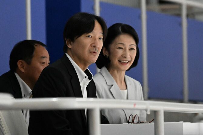 全国高校総合体育大会（高校総体）の自転車競技を観戦される秋篠宮ご夫妻＝2024年7月26日、福岡県北九州市の北九州メディアドーム［代表撮影］