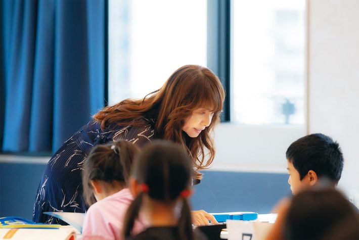 <strong>廣津留真理さん</strong><br>
大分市でディリーゴ英語教室を運営。「時間をかけずに最大の成果を！」をモットーにした英語指導法「ひろつるメソッド」で英語経験ゼロの小学生が1年間で英検3級に。著書に『<a href="https://www.amazon.co.jp/dp/4065199646/ref=nosim?tag=f-pol-22" target="_blank">英語ぐんぐんニャードリル</a>』『<a href="https://www.amazon.co.jp/dp/4062209942/ref=nosim?tag=f-pol-22" target="_blank">成功する家庭教育　最強の教科書</a>』など。