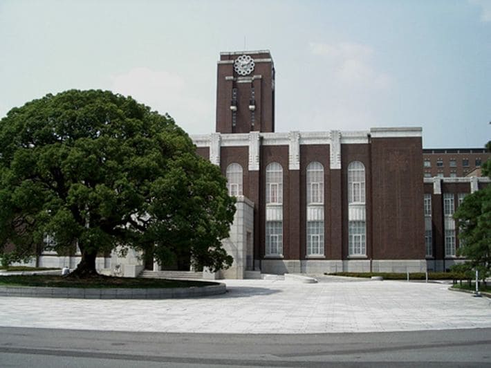 京都大学の百周年時計台記念館（写真＝CC-BY-SA-3.0-migrated／<a href="https://commons.wikimedia.org/wiki/File:Kyoto_University.jpg" target="_blank">Wikimedia Commons</a>）