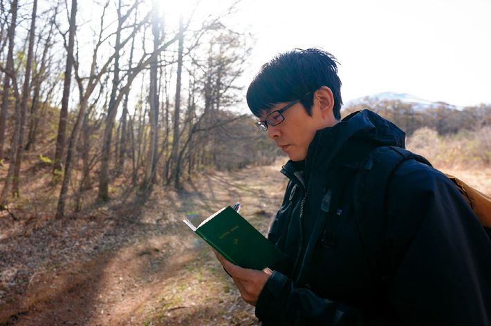 その日見たもの、気付いたことをフィールドノートに書き入れていく。「いまと同じことを、僕は子供の頃から知らず知らずのうちにしていたんですよね」（鈴木さん）