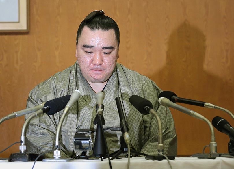 日馬富士に同情する人はすぐに目を覚ませ 日本の組織は 身内意識 から滅ぶ President Online プレジデントオンライン